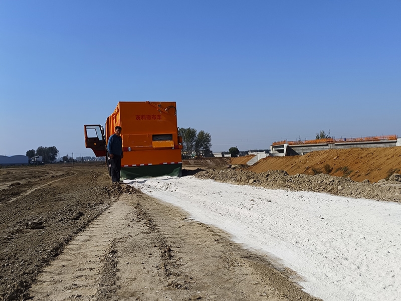 灰料撒布車施工現(xiàn)場(chǎng)